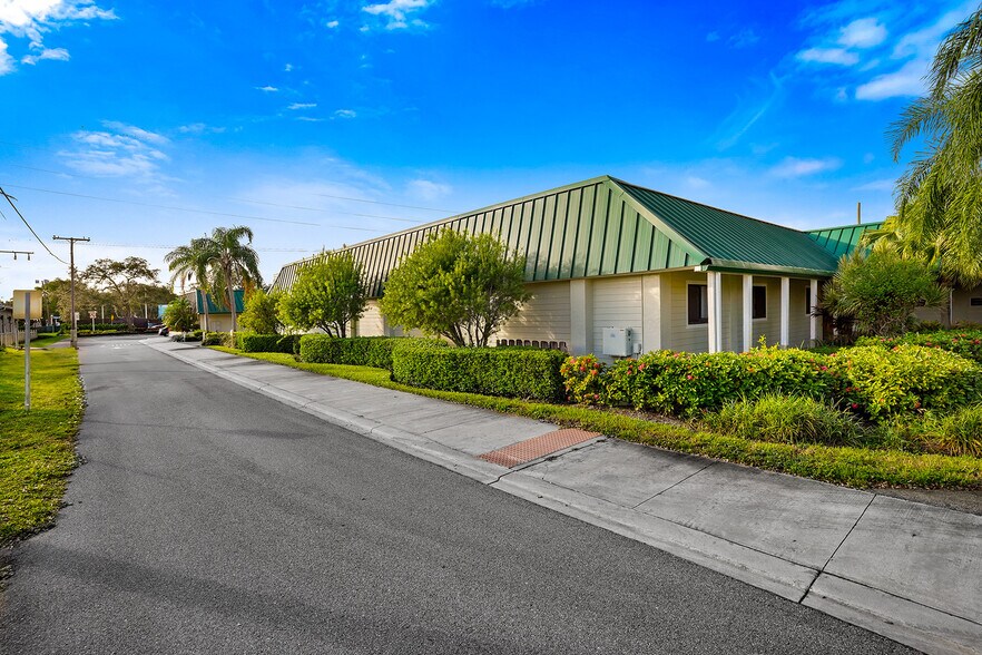 More Photos Of 611 SW Federal Hwy, Stuart Office For Lease