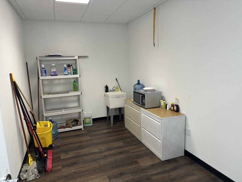 More Photos Of 26611 Wesley Chapel Blvd, Lutz Warehouse For Lease