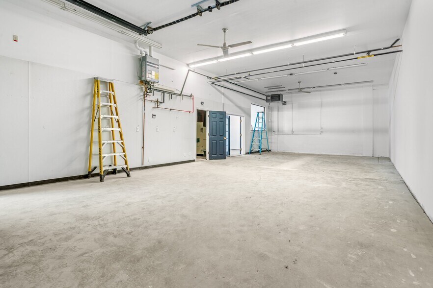 More Photos Of 894 Lafayette Rd, Seabrook Warehouse For Lease