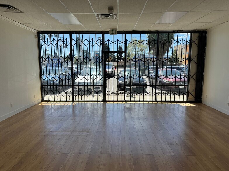 More Photos Of 14103-14115 Burbank Blvd, Van Nuys Storefront For Lease