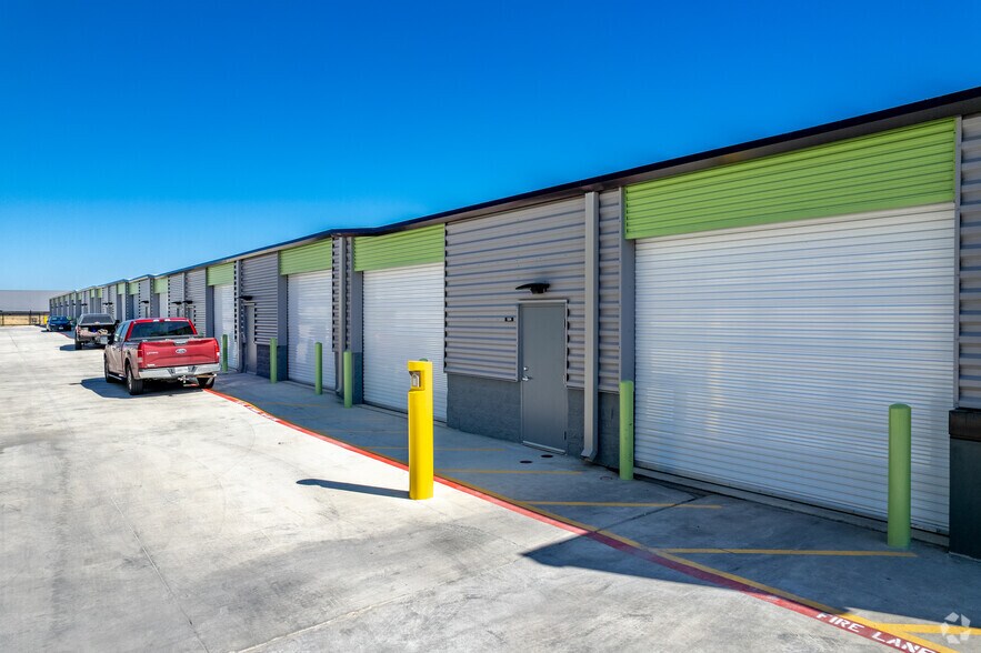 More Photos Of 8114 City Base Landing, San Antonio Self Storage For Lease