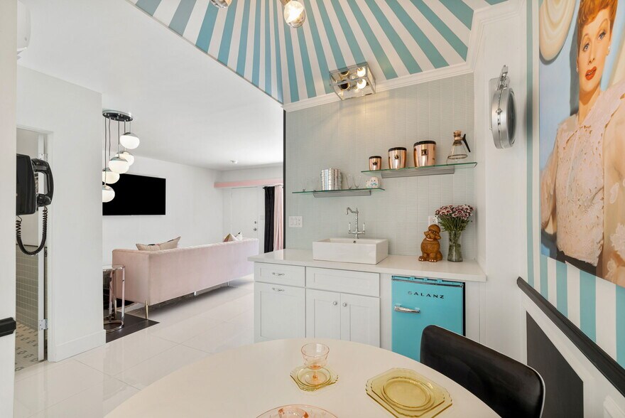 More Photos Of 120 W Vereda Sur, Palm Springs Hotel For Sale