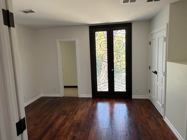 More Photos Of 1301 N Beverly Dr, Beverly Hills Specialty For Sale