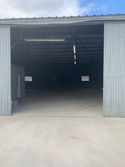 More Photos Of 401 Throckmorton St, McKinney Warehouse For Sale