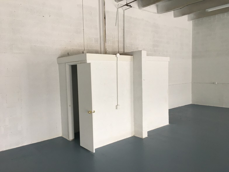 More Photos Of 9807-9808 NW 80th Ave, Hialeah Warehouse For Lease