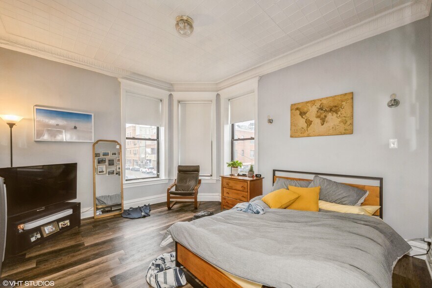 More Photos Of 1956 W Armitage Ave, Chicago Storefront Retail Residential For Sale