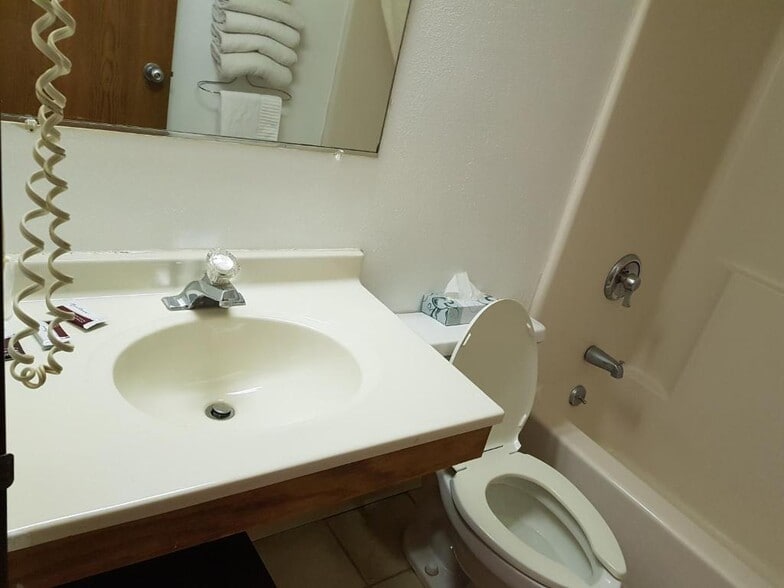 More Photos Of 1201 Hawkeye Ave SW, Le Mars Hotel For Sale