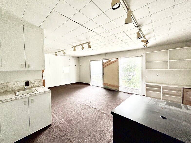 More Photos Of 1012 Commercial St NE, Salem Freestanding For Lease