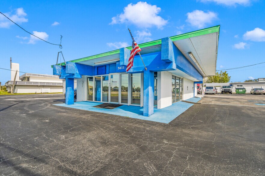 More Photos Of 5611 S Tamiami Trl, Sarasota Freestanding For Sale