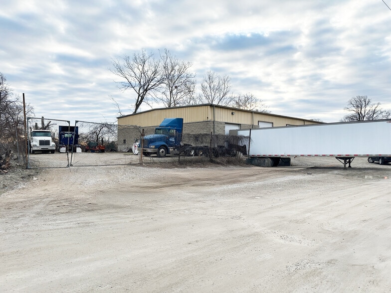 More Photos Of 9735 Gravois Rd, Affton Warehouse For Lease