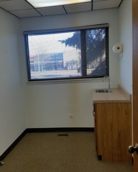 More Photos Of 1240-1290 Bamburg Ct, Hanover Park Medical For Lease