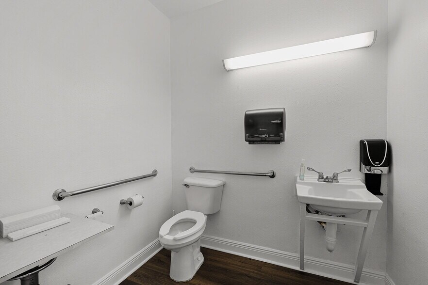 More Photos Of 515 E Court St, Seguin Office Residential For Lease