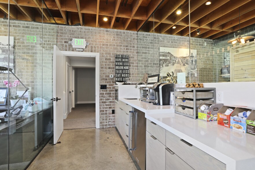 More Photos Of 2700 E Coast Hwy, Newport Beach Storefront Retail Office For Lease