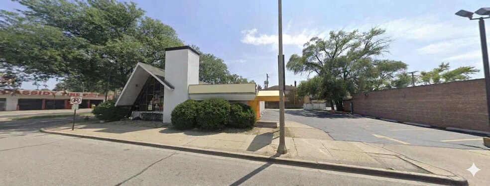 More Photos Of 7301 North Ave, River Forest Restaurant For Lease
