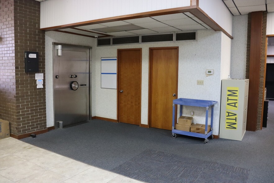 More Photos Of 940 Deltona Blvd, Deltona Bank For Sale