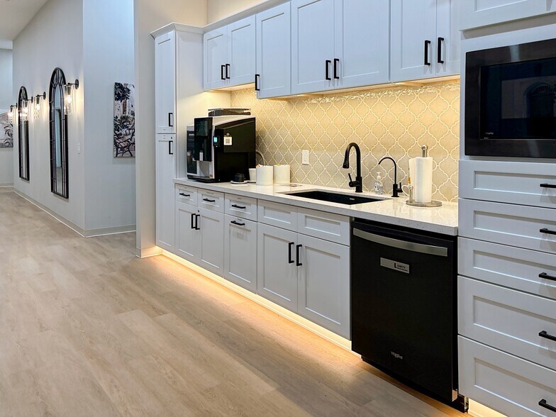 More Photos Of 890 W Elliot Rd, Gilbert Coworking Space