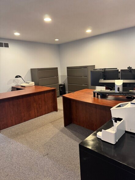 More Photos Of 4010 W Walton Blvd, Waterford Medical For Sale