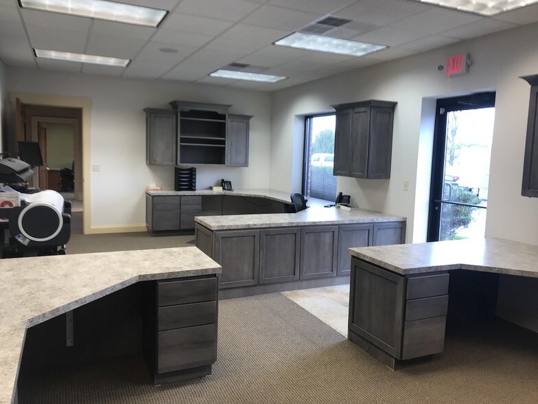 More Photos Of 1190 Richards Rd, Hartland Office For Sale