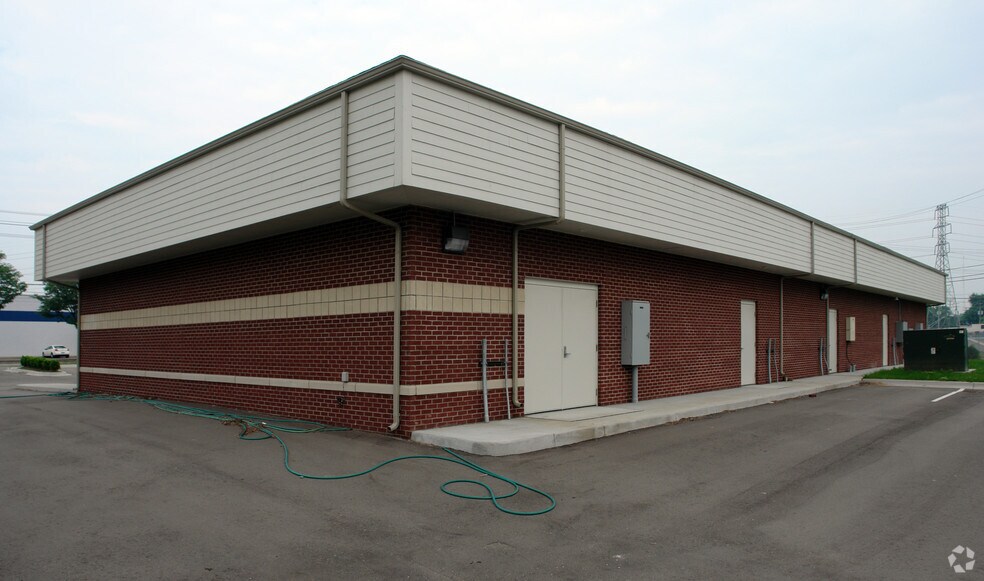 More Photos Of 44844-44900 Utica Rd, Utica Storefront Retail Office For Lease