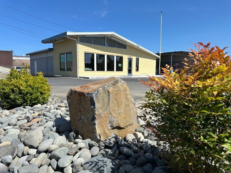 Primary Photo Of 702 Commerce Ave, Longview Storefront Retail Office For Lease