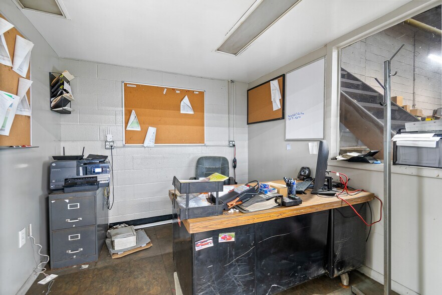 More Photos Of 60 Williams St, Grand River Warehouse For Sale