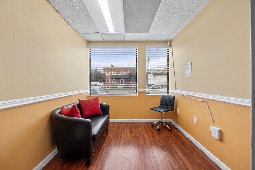 More Photos Of 101 Chestnut St, Gaithersburg Office For Sale