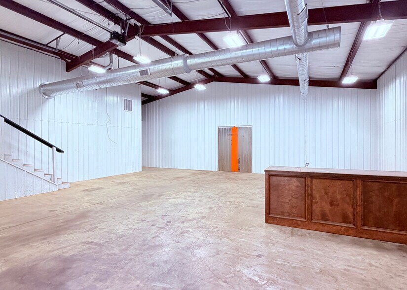 More Photos Of 322 E Thomas Ave, Stillwater Warehouse For Lease