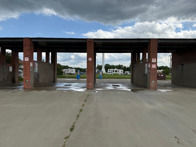 More Photos Of 931 E Dallas Ave, Cooper Self Storage For Sale