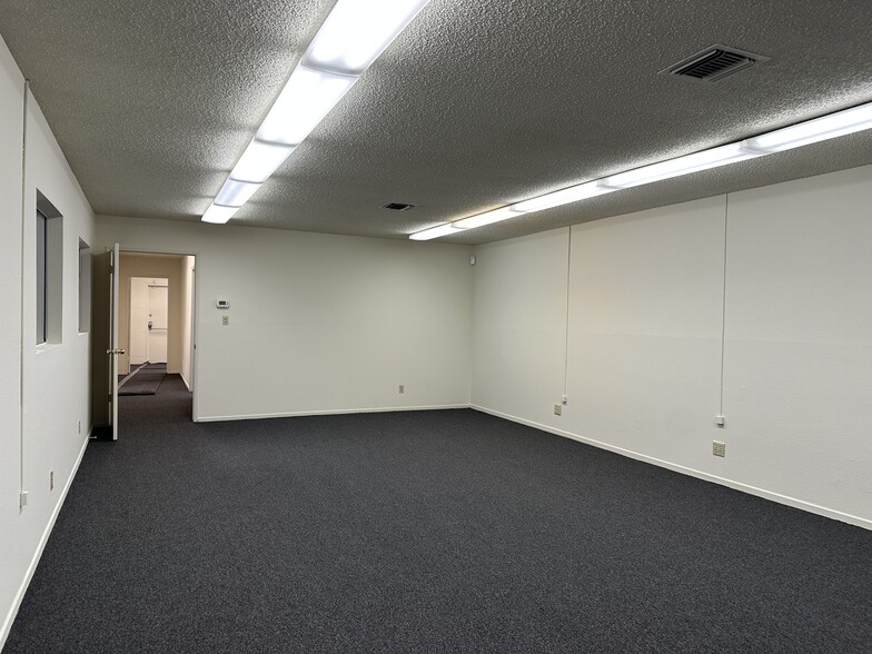 More Photos Of 15204 Stagg St, Van Nuys Distribution For Lease