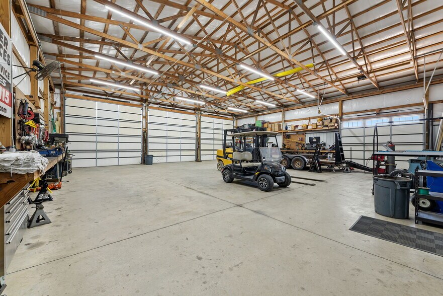 More Photos Of 26091 OK-51, Wagoner Showroom For Sale