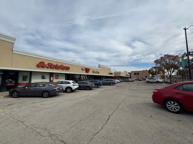 More Photos Of 4950-5020 W Dempster St, Skokie Unknown For Lease