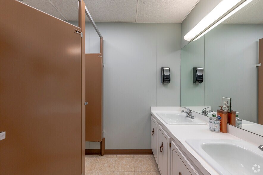 More Photos Of 252-262 Depot Rd, Milford Light Distribution For Lease