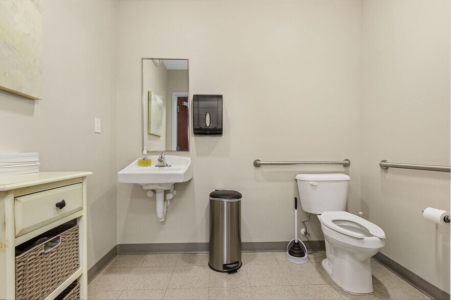 More Photos Of 9705 Commerce Center Ct, Fort Myers Medical For Sale