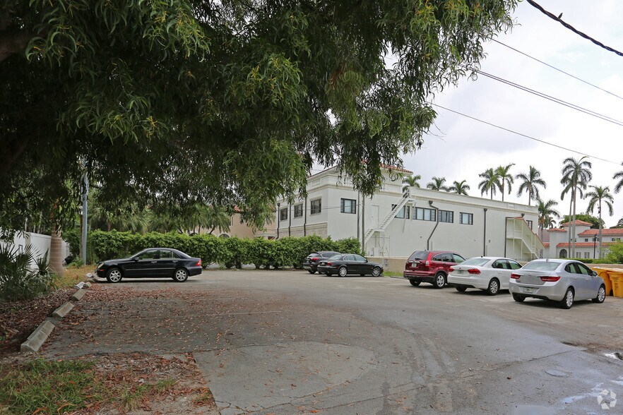 More Photos Of 296 S County Rd, Palm Beach Storefront For Lease