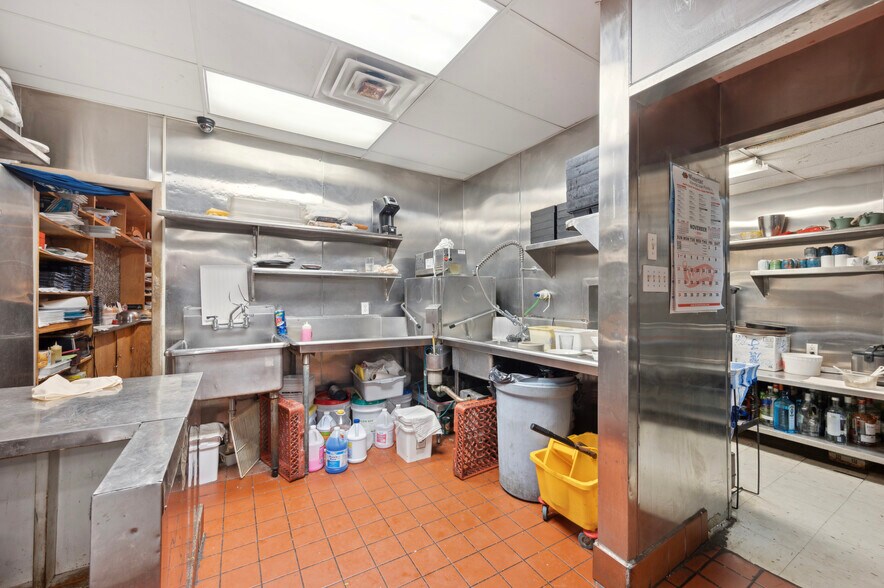 More Photos Of 222 S 15th St, Philadelphia Restaurant For Sale