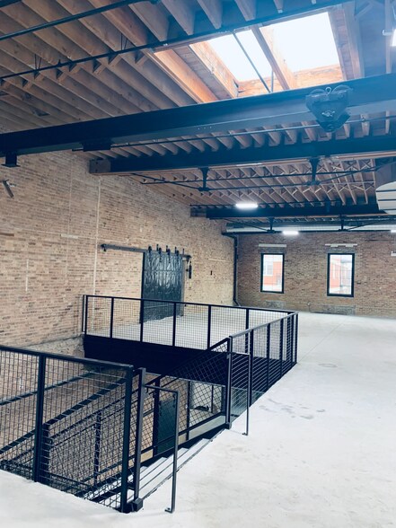 More Photos Of 2145 W Grand Ave, Chicago Showroom For Lease