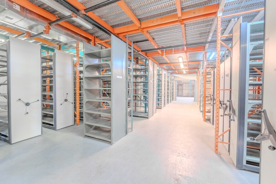 More Photos Of 9681-9725 Rue Clément, Montréal Unknown For Lease