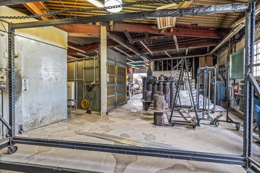 More Photos Of 75 Windsor Ave, Mineola Warehouse For Sale