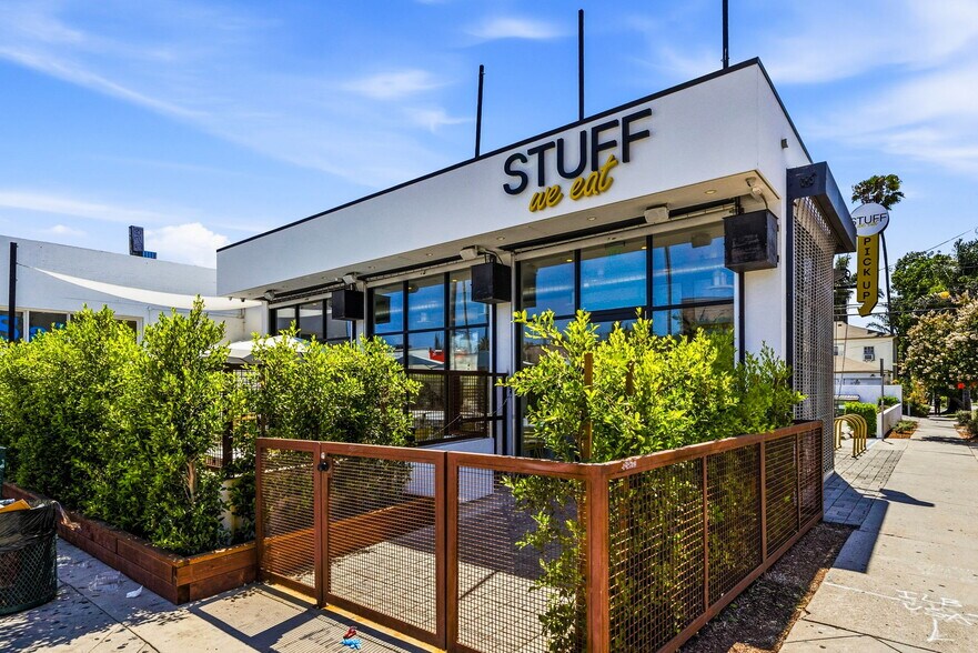 More Photos Of 465 N Fairfax Ave, Los Angeles Fast Food For Lease