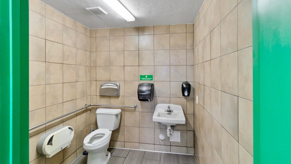 More Photos Of 2621 S Chestnut Ave, Fresno Freestanding For Sale