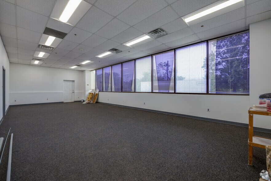 More Photos Of 450-460 Veterans Dr, Burlington Light Distribution For Lease