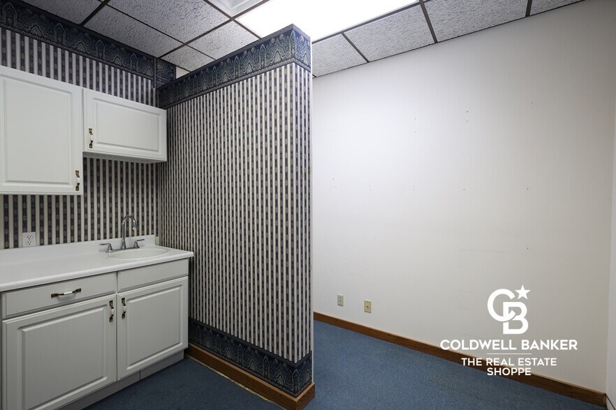 More Photos Of 911 N Main St, Garden City Office For Sale