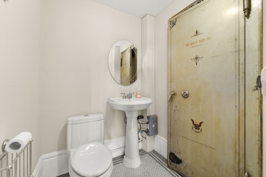 More Photos Of 102 Crosby St, Tekoa Flex For Sale