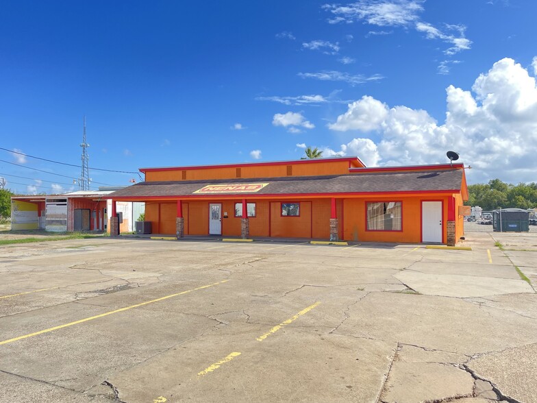 Primary Photo Of 423 W Plantation Dr, Clute Restaurant For Sale