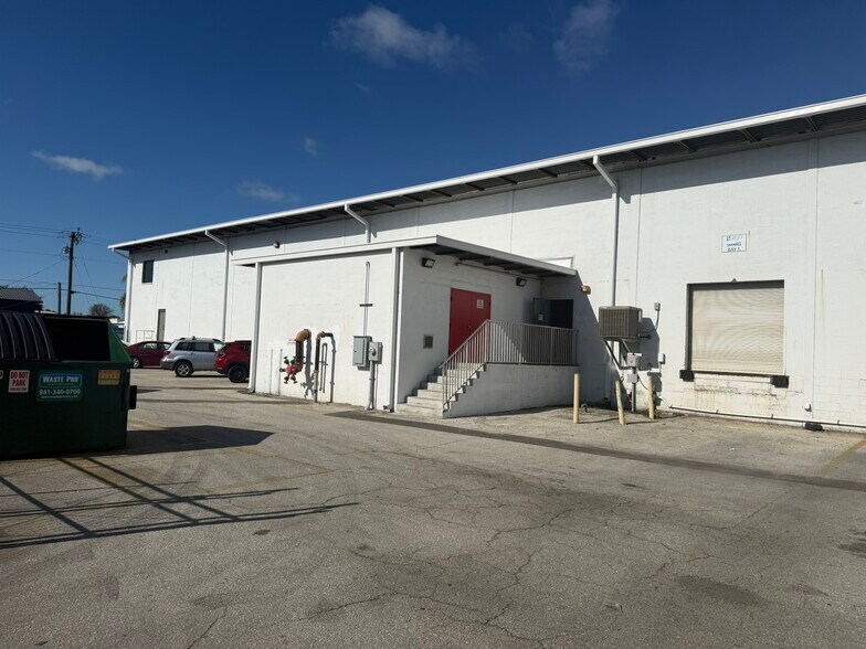 More Photos Of 2075 47th St, Sarasota Warehouse For Lease