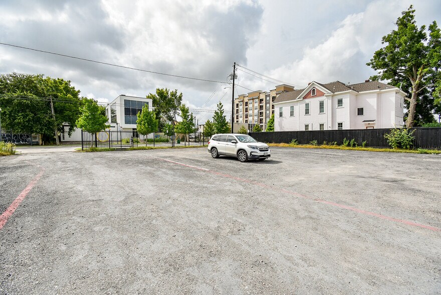 More Photos Of 2323 San Jacinto St, Houston Freestanding For Lease