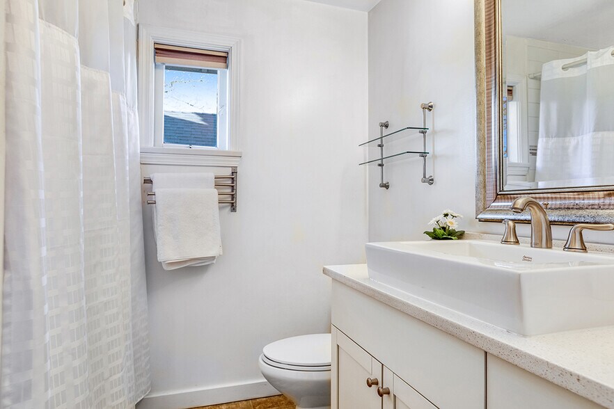 More Photos Of 2814 3rd Av W, Vancouver Hospitality For Sale