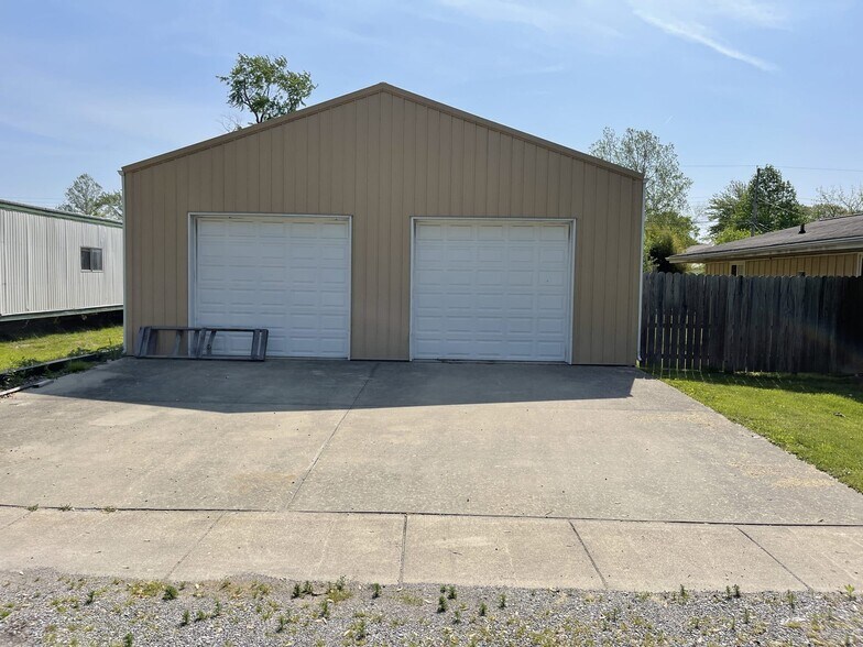 More Photos Of 1425 S Locust St, Centralia Office For Sale
