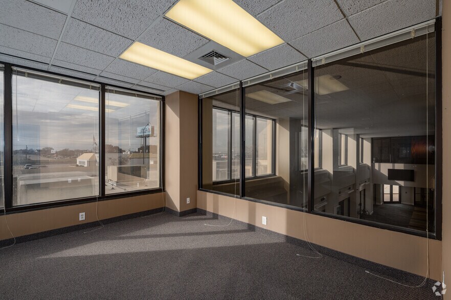 More Photos Of 6815 Manhattan Blvd, Fort Worth Office For Lease