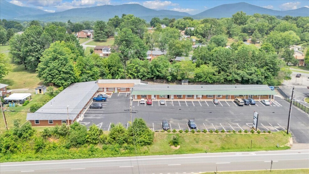More Photos Of 3100-3120 Peters Creek Rd, Roanoke Freestanding For Sale